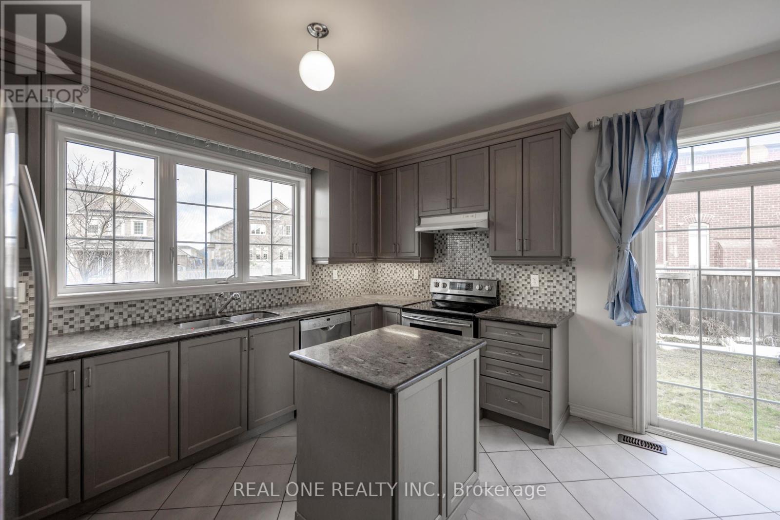 1136 Cenotaph Boulevard, Newmarket, Ontario  L3X 0A7 - Photo 7 - N12954826