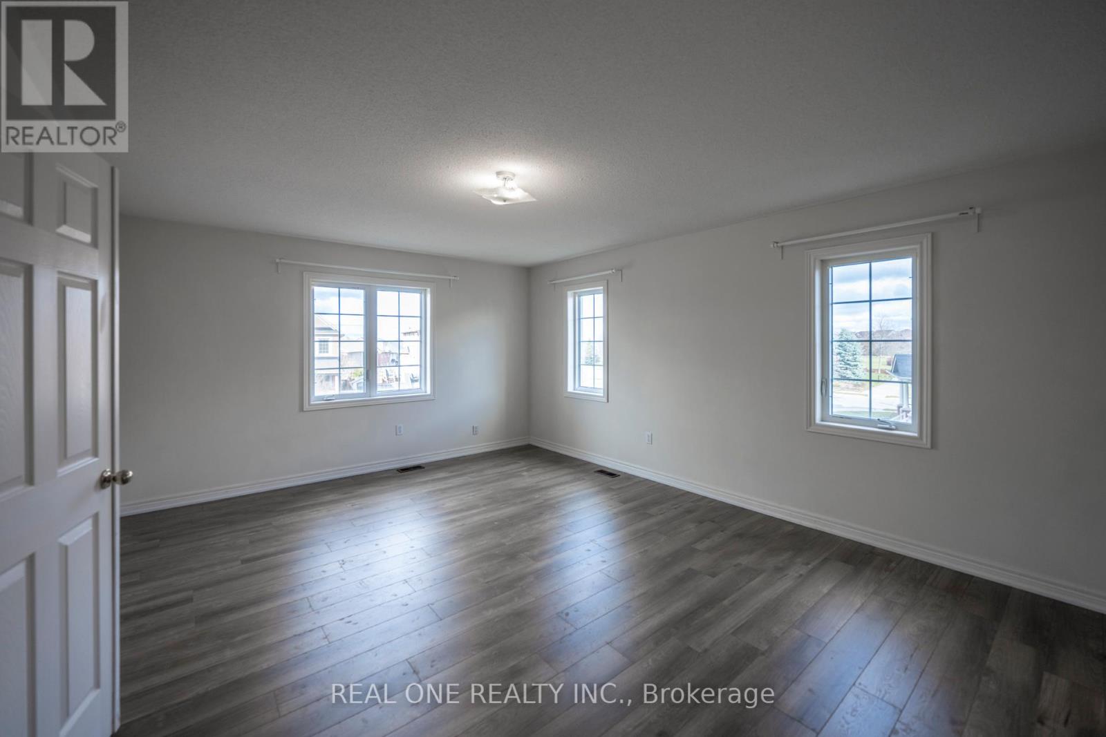 1136 Cenotaph Boulevard, Newmarket, Ontario  L3X 0A7 - Photo 10 - N12954826