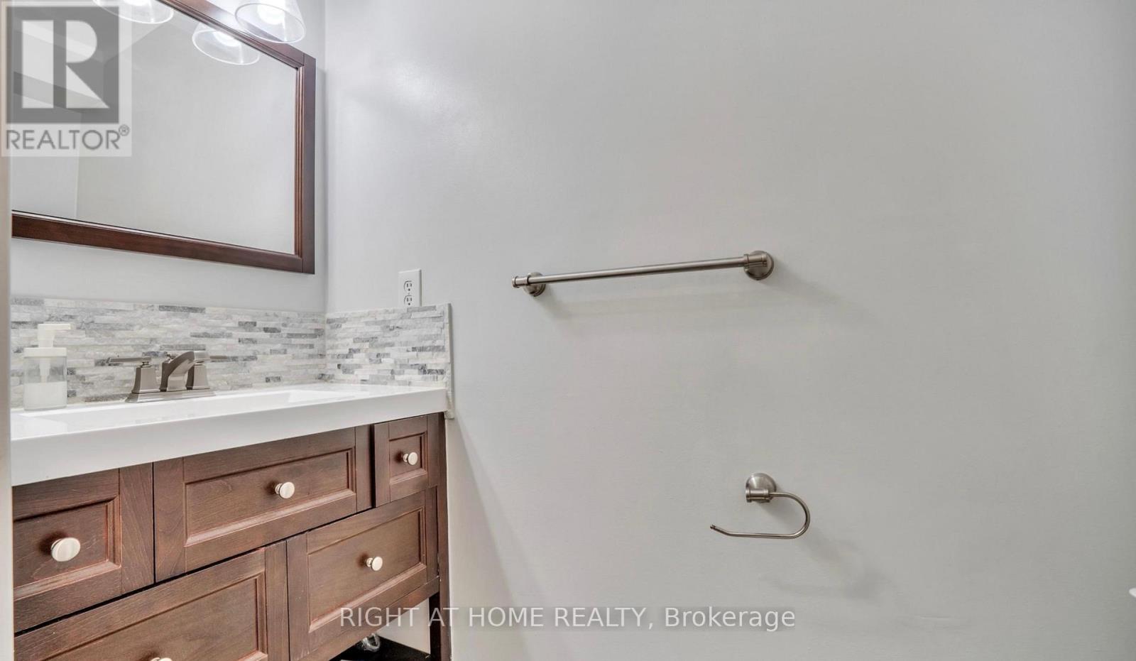 27 Melborne Court, Whitby, Ontario  L1R 1S2 - Photo 12 - E13072276