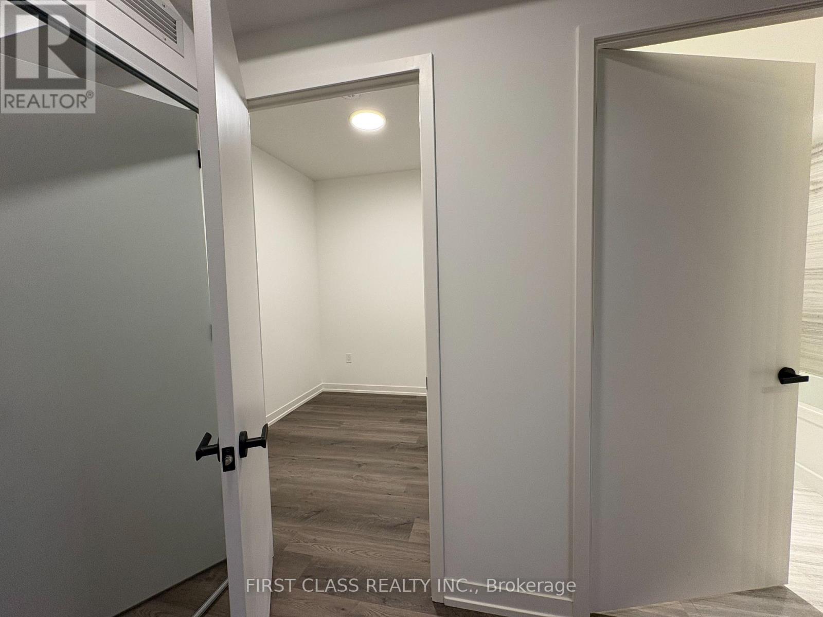 511 - 8 Interchange Way, Vaughan, Ontario  L4K 5Z7 - Photo 2 - N13072148