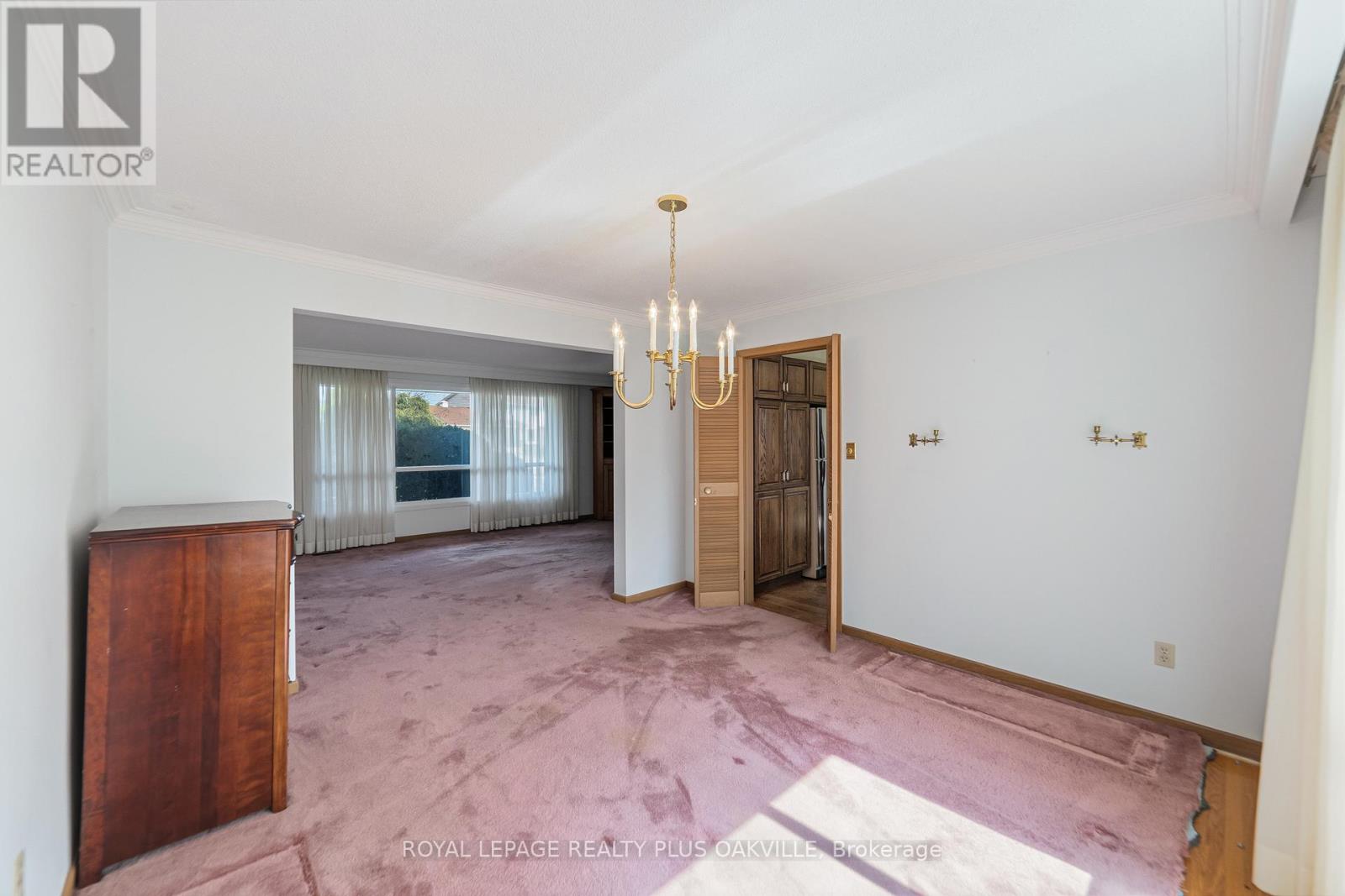 845 Saddle Crescent, Mississauga, Ontario  L4Y 2V9 - Photo 8 - W13072006