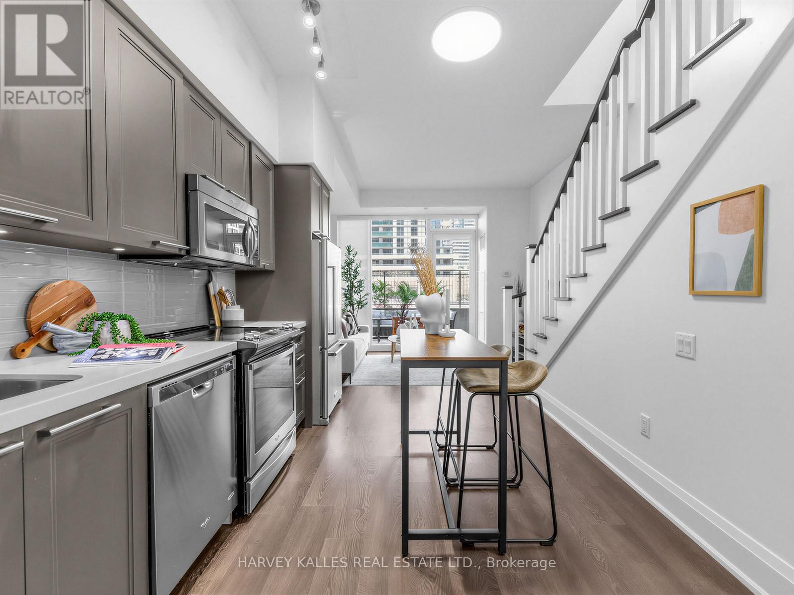 Th 13 - 30 Roehampton Avenue, Toronto, Ontario  M4P 1R2 - Photo 3 - C13052824