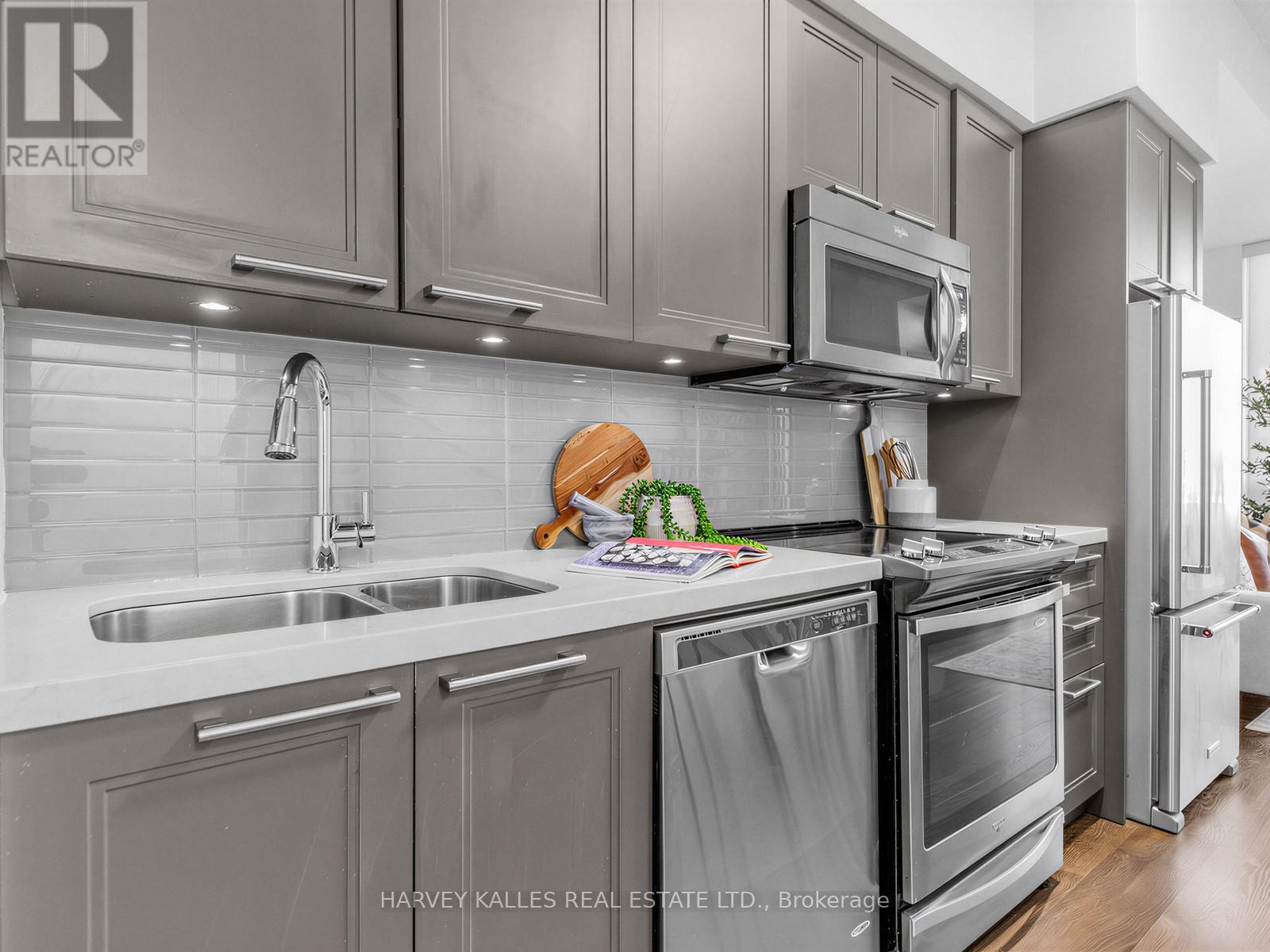 Th 13 - 30 Roehampton Avenue, Toronto, Ontario  M4P 1R2 - Photo 6 - C13052824