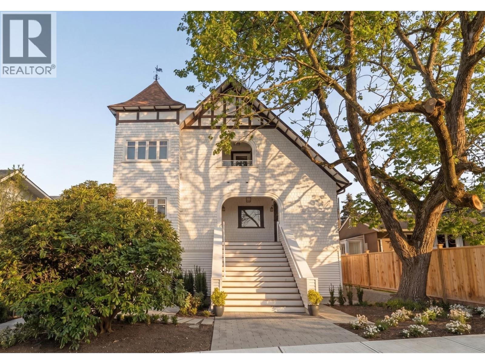 1 326 W 14TH STREET, North Vancouver, British Columbia