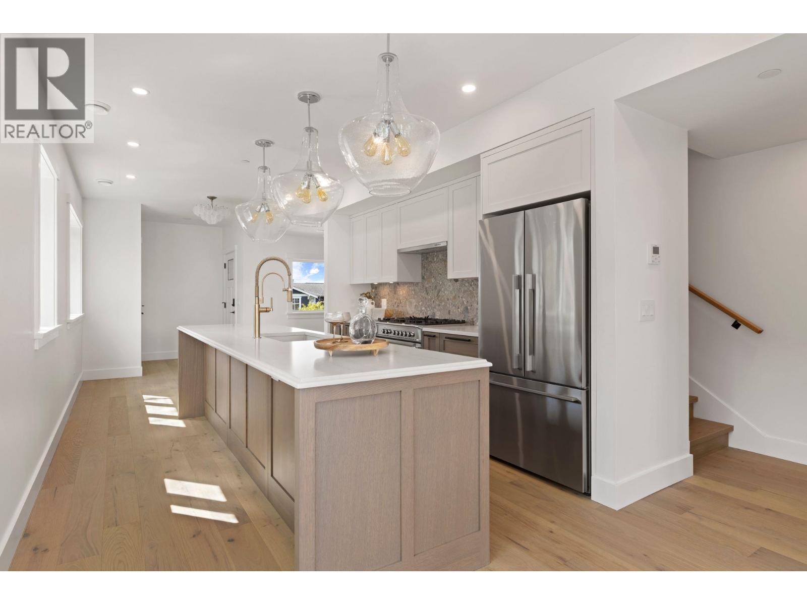1 326 W 14th Street, North Vancouver, British Columbia  V7M 1P6 - Photo 3 - R3113556