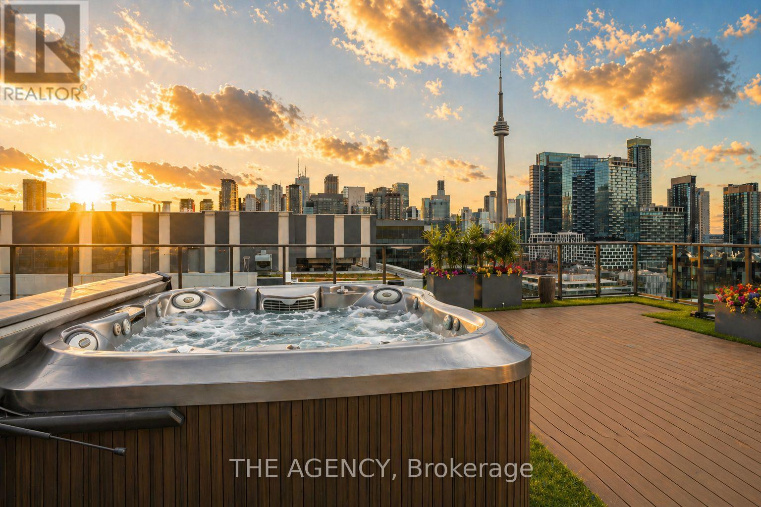 111 BATHURST STREET, Toronto, Ontario