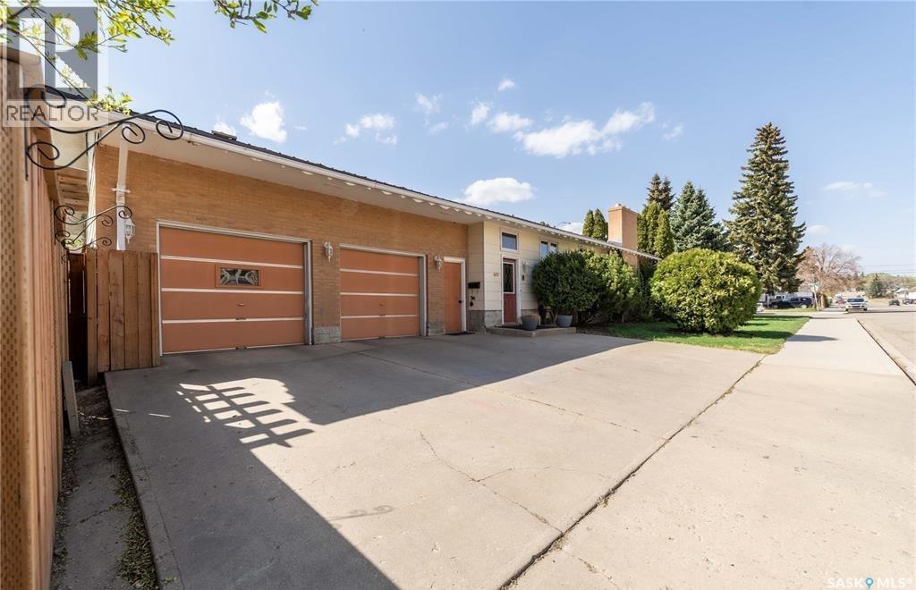 401 Stadacona Street W, Moose Jaw, Saskatchewan  S6H 1Z7 - Photo 2 - SK034142