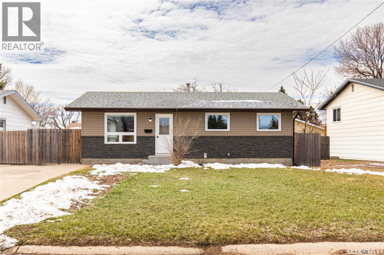 1511 Glendale Street, Moose Jaw, Saskatchewan  S6H 7B3 - Photo 2 - SK034571