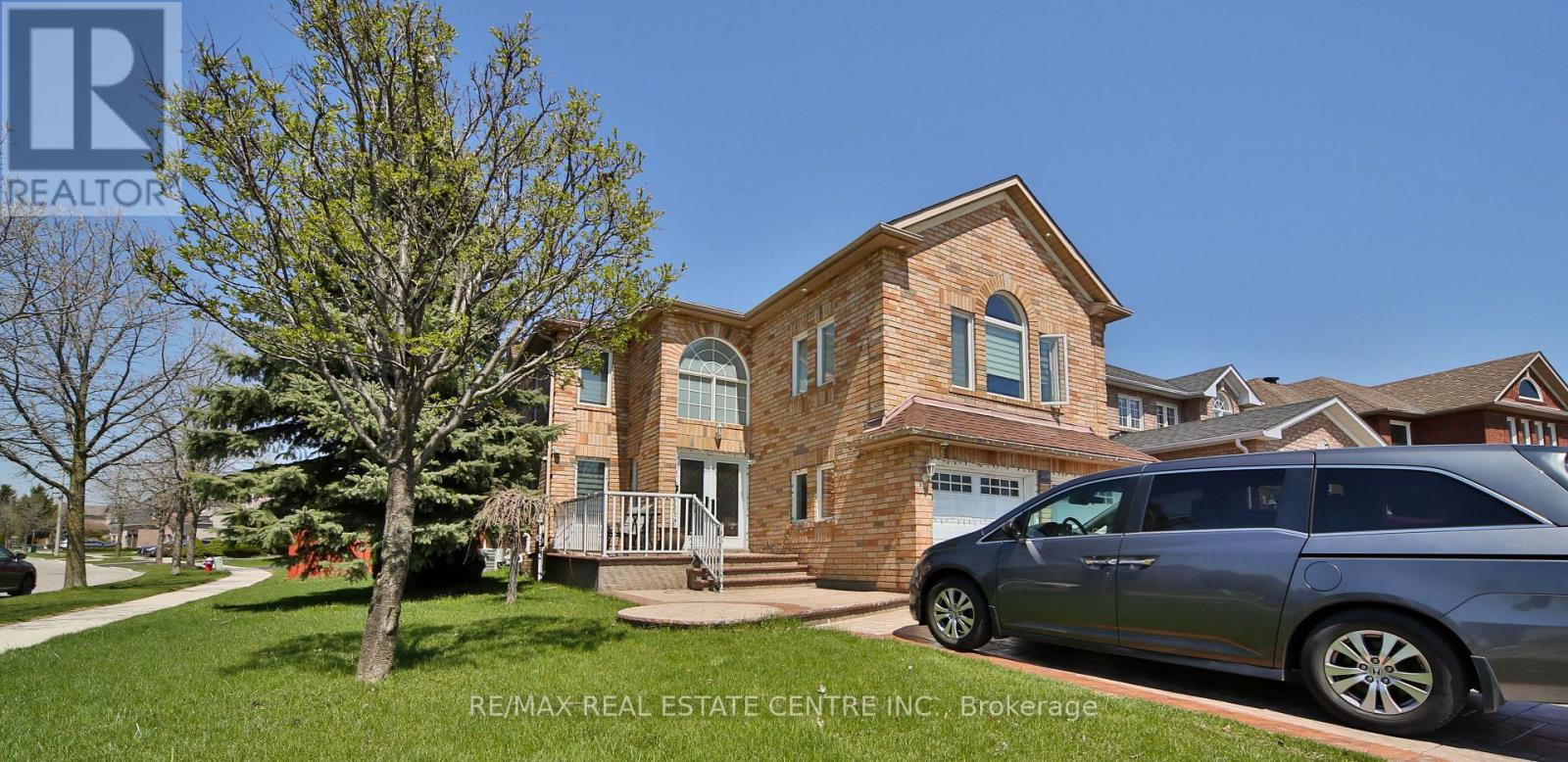 5539 Loonlake Avenue, Mississauga, Ontario  L5V 2E3 - Photo 2 - W13067686