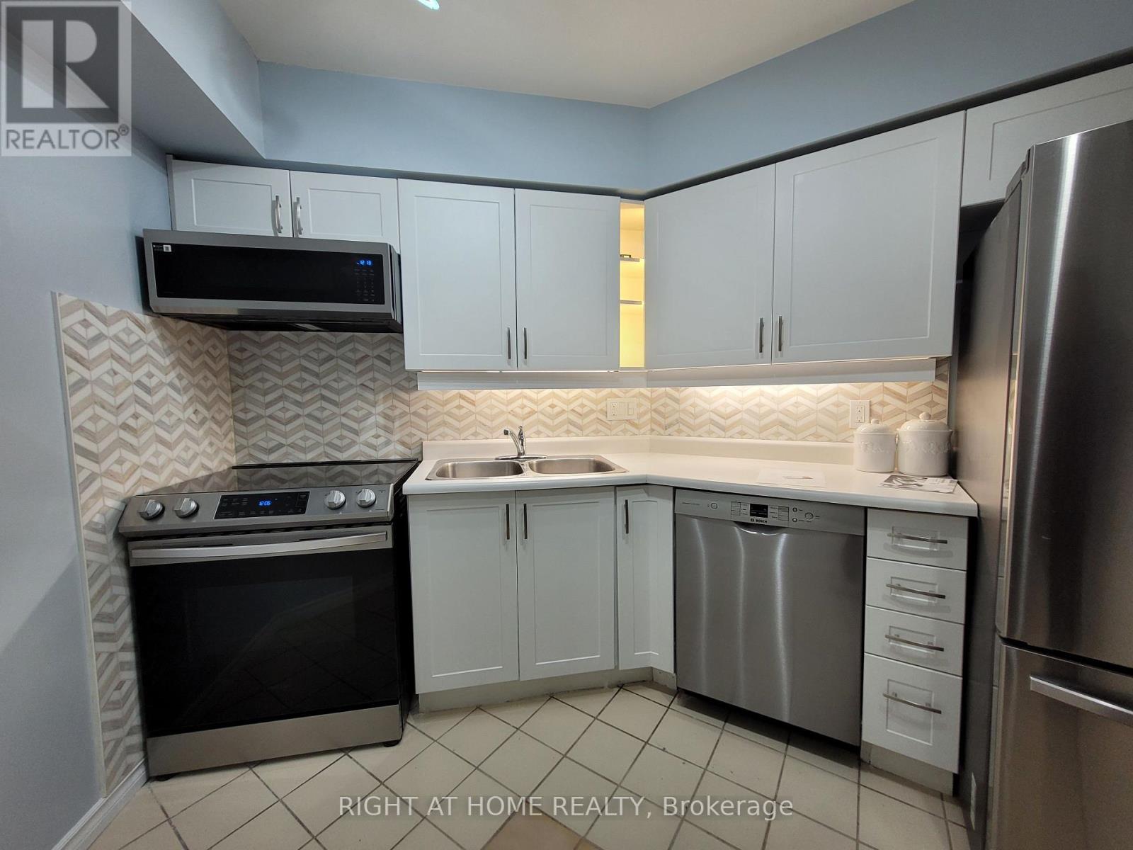 332 - 22 Southport Street, Toronto, Ontario  M6S 4Y9 - Photo 4 - W13072576