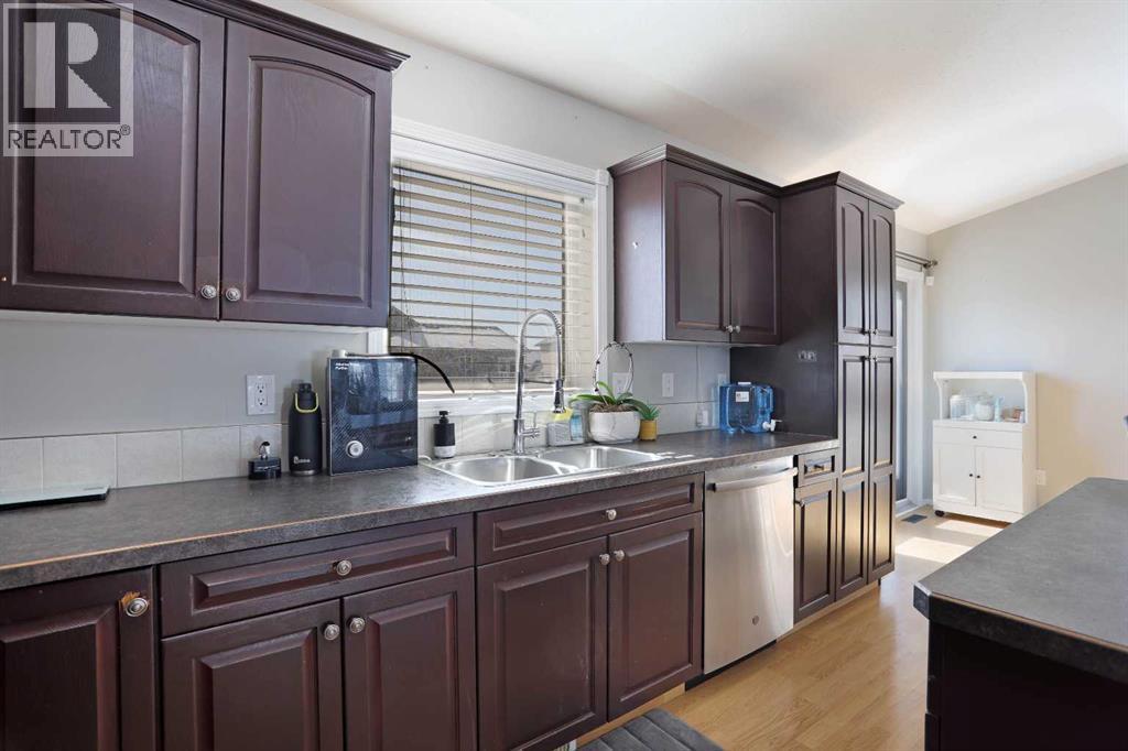 11 Upland Bay W, Brooks, Alberta  T1R 1N1 - Photo 10 - A2288677