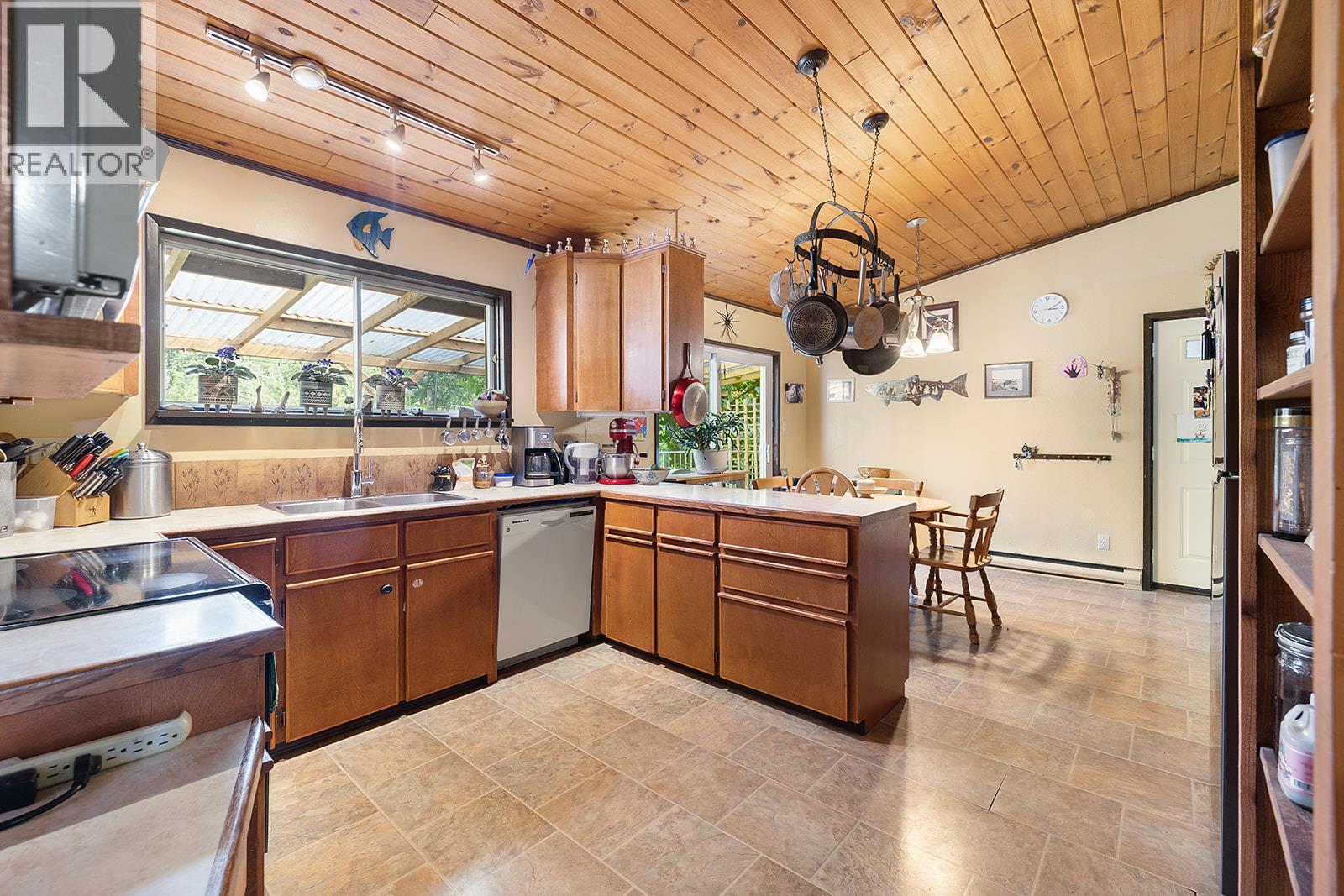 16324 Bowe Road, Crawford Bay, British Columbia  V0B 1E0 - Photo 12 - 10385475