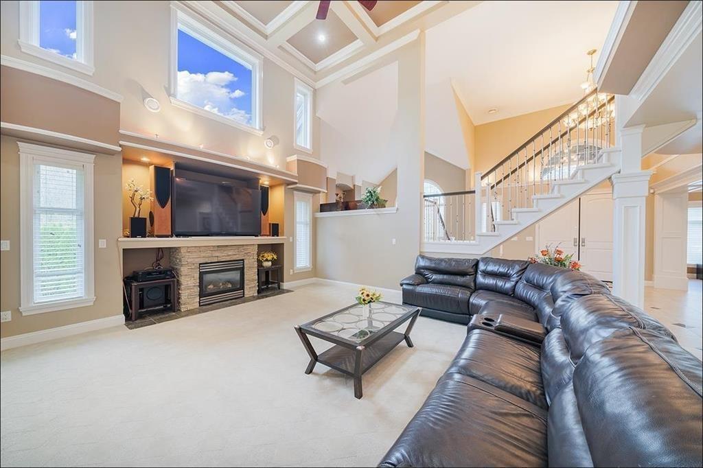 5479 124b Street, Surrey, British Columbia  V3X 3T1 - Photo 2 - R3118315