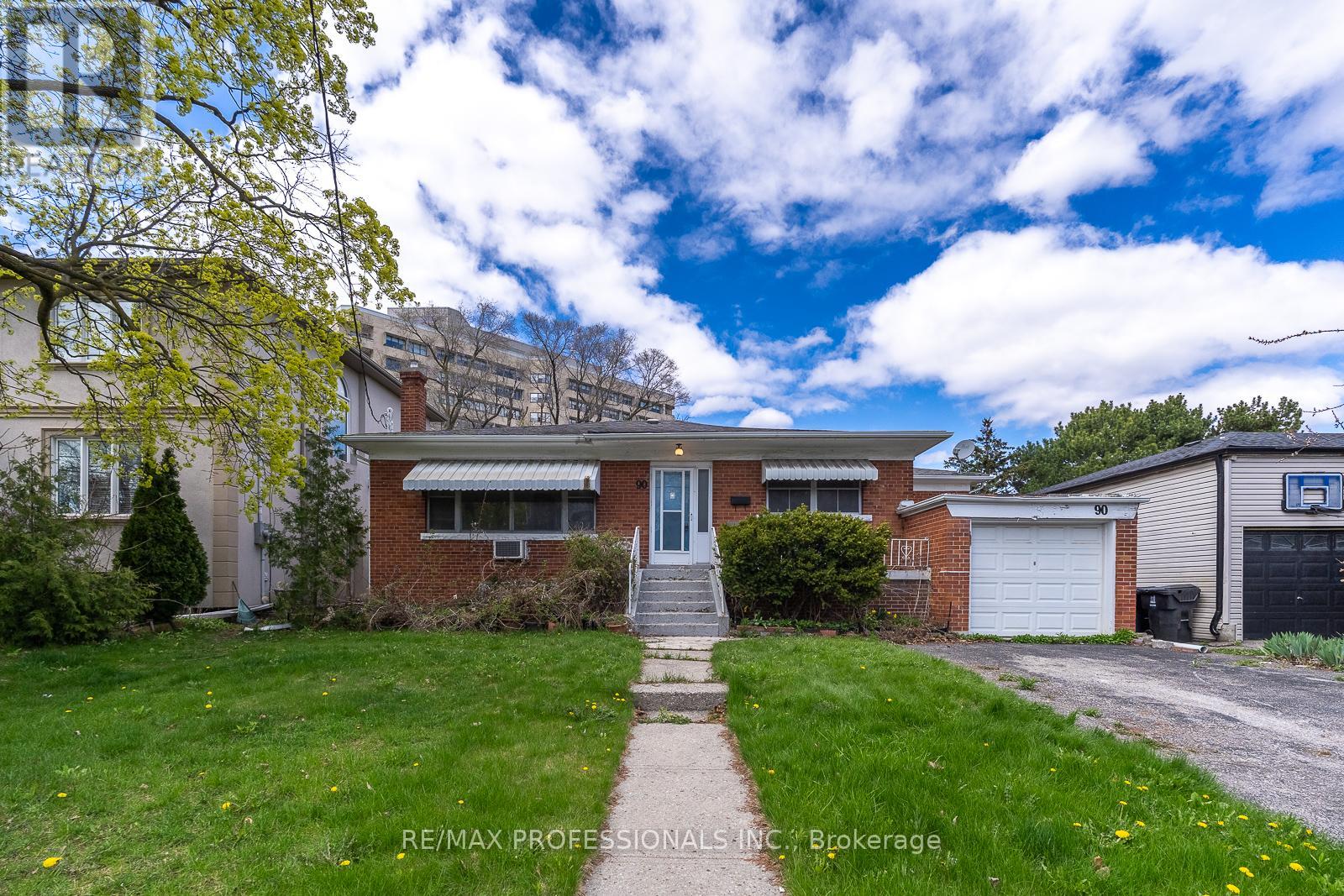 <div class="slider-price">$1,099,000</div><p>90 Baycrest Avenue, Toronto, Ontario</p>