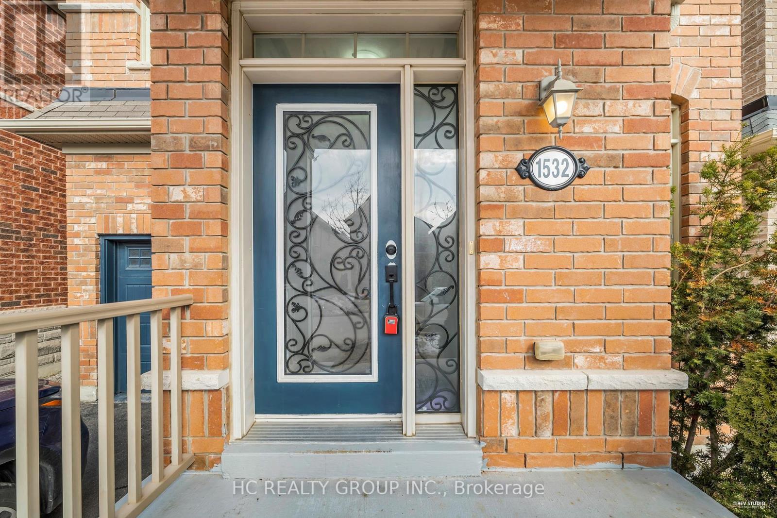 1532 Elmsley Drive, Pickering, Ontario  L1X 0B5 - Photo 3 - E13072858