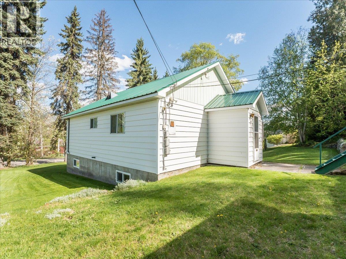401 Lakeview Street, Castlegar, British Columbia  V1N 3Y1 - Photo 12 - 10385530