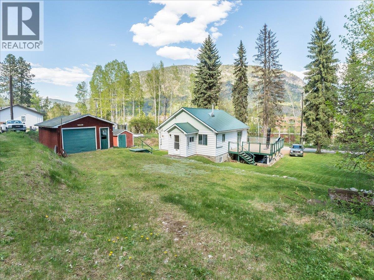 401 Lakeview Street, Castlegar, British Columbia  V1N 3Y1 - Photo 2 - 10385530
