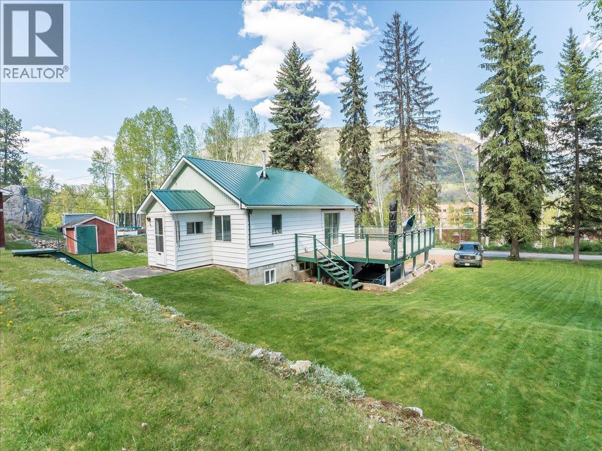 401 Lakeview Street, Castlegar, British Columbia  V1N 3Y1 - Photo 3 - 10385530