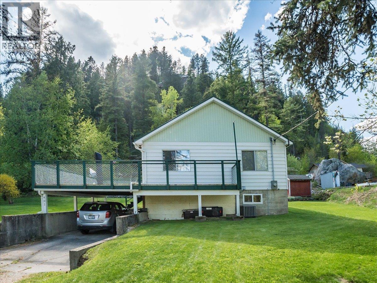 401 Lakeview Street, Castlegar, British Columbia  V1N 3Y1 - Photo 4 - 10385530