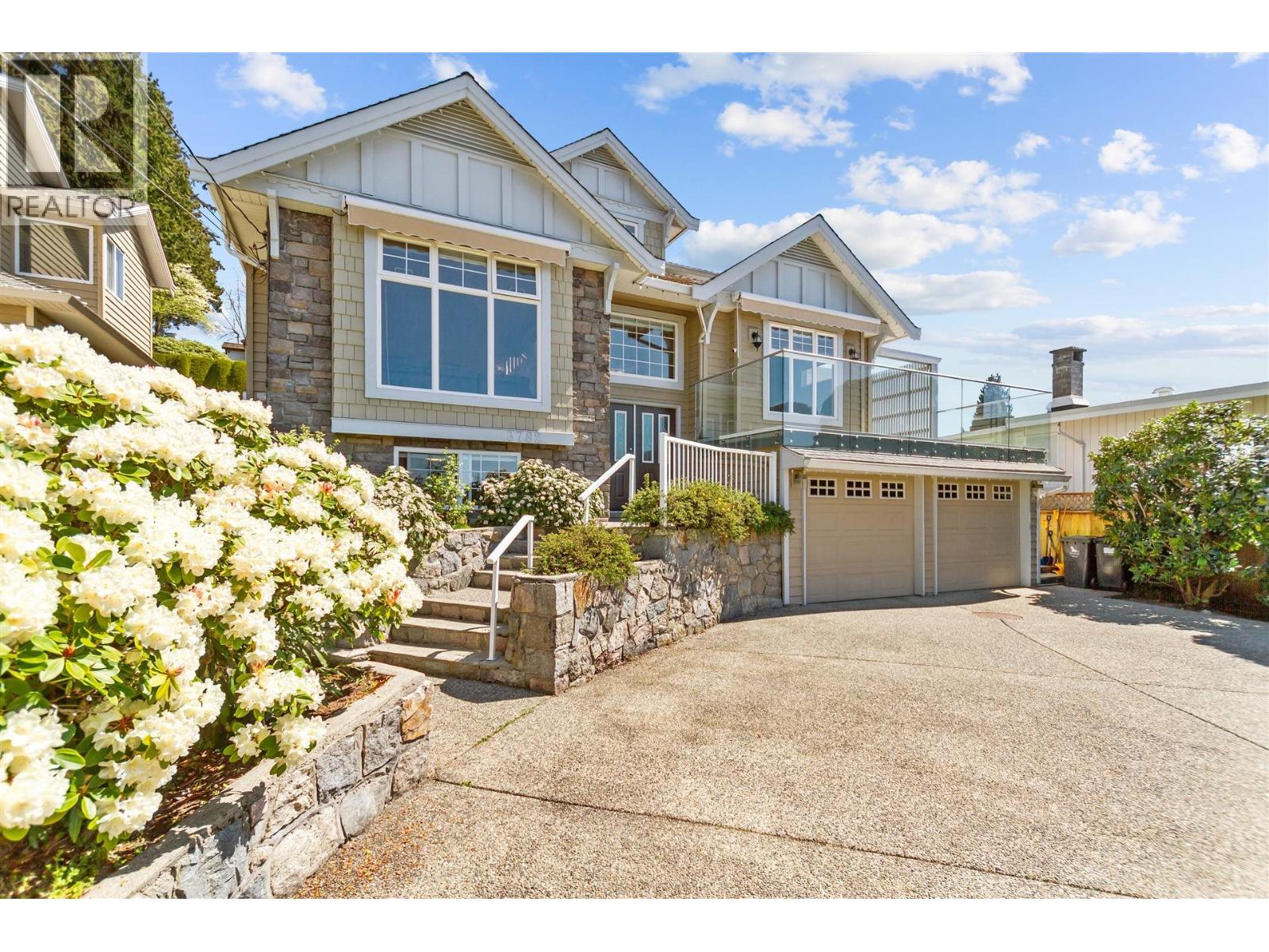 3782 LONSDALE AVENUE, North Vancouver, British Columbia
