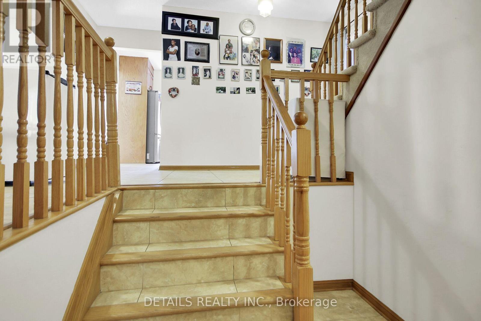 2876 Tresa Court, Ottawa, Ontario  K1T 2H1 - Photo 2 - X12948586