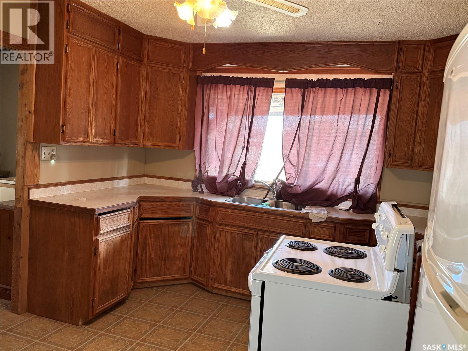 1225 Halifax Street, Halbrite, Saskatchewan  S0C 1H0 - Photo 7 - SK034635