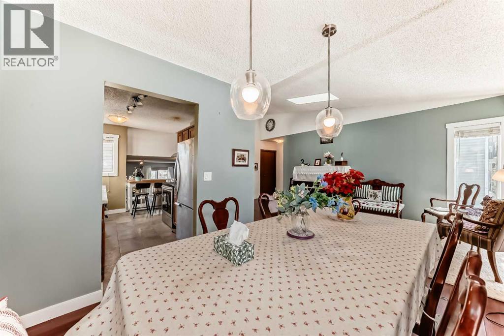 216 Hawkwood Boulevard Nw, Calgary, Alberta  T3G 3E8 - Photo 11 - A2307221