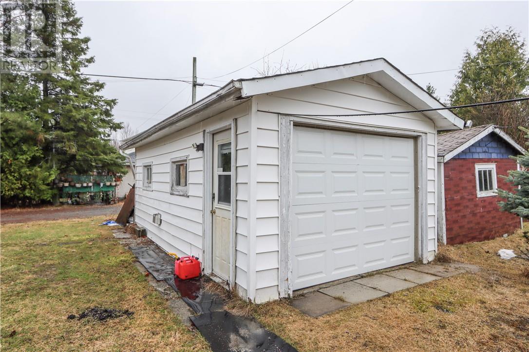 35 Caruso Street, Greater Sudbury, Ontario  P0M 1M0 - Photo 2 - 2127380