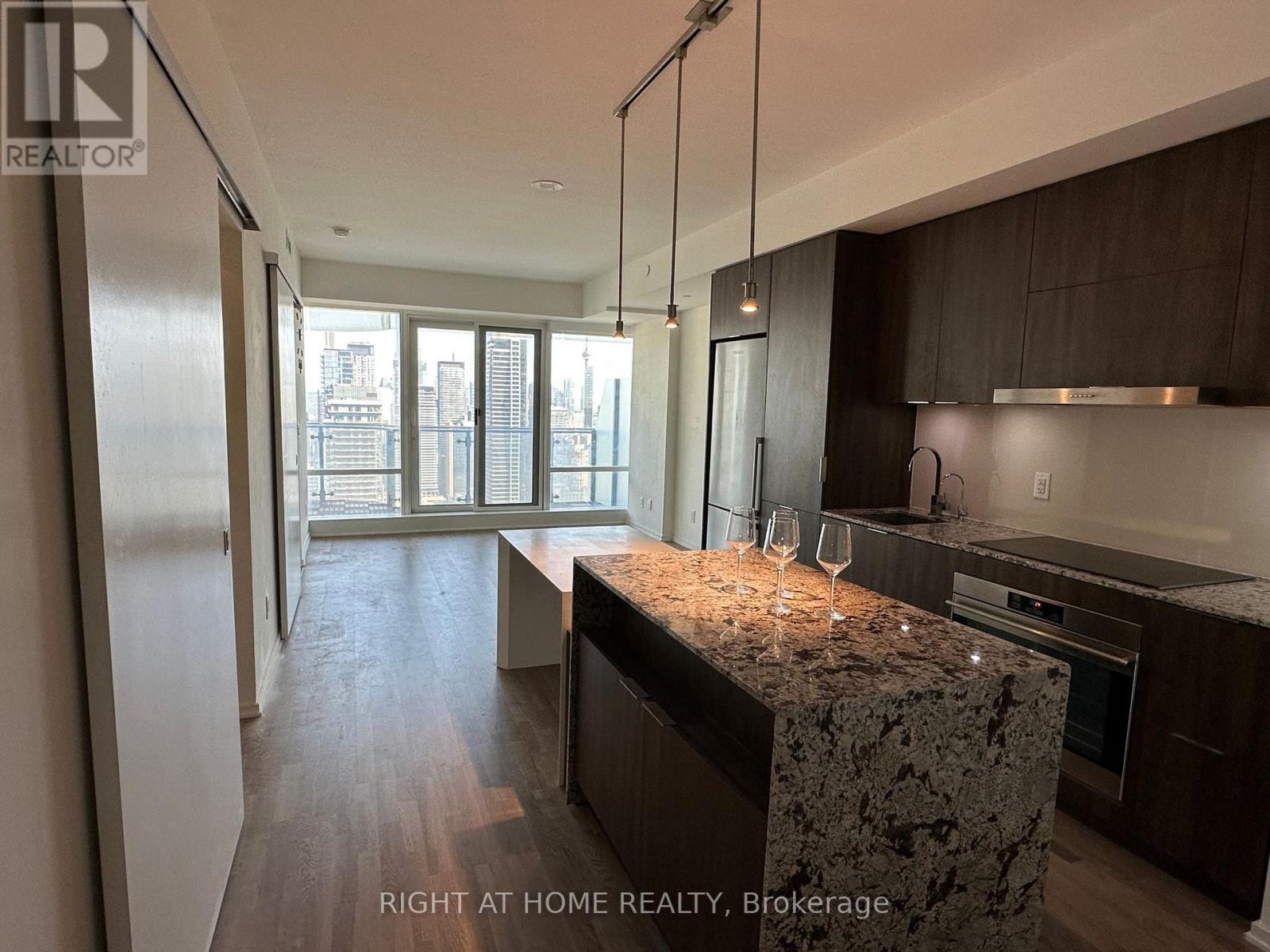 <div class="slider-price">$750,000</div><p>3205 - 1 Bloor Street E, Toronto, Ontario</p>