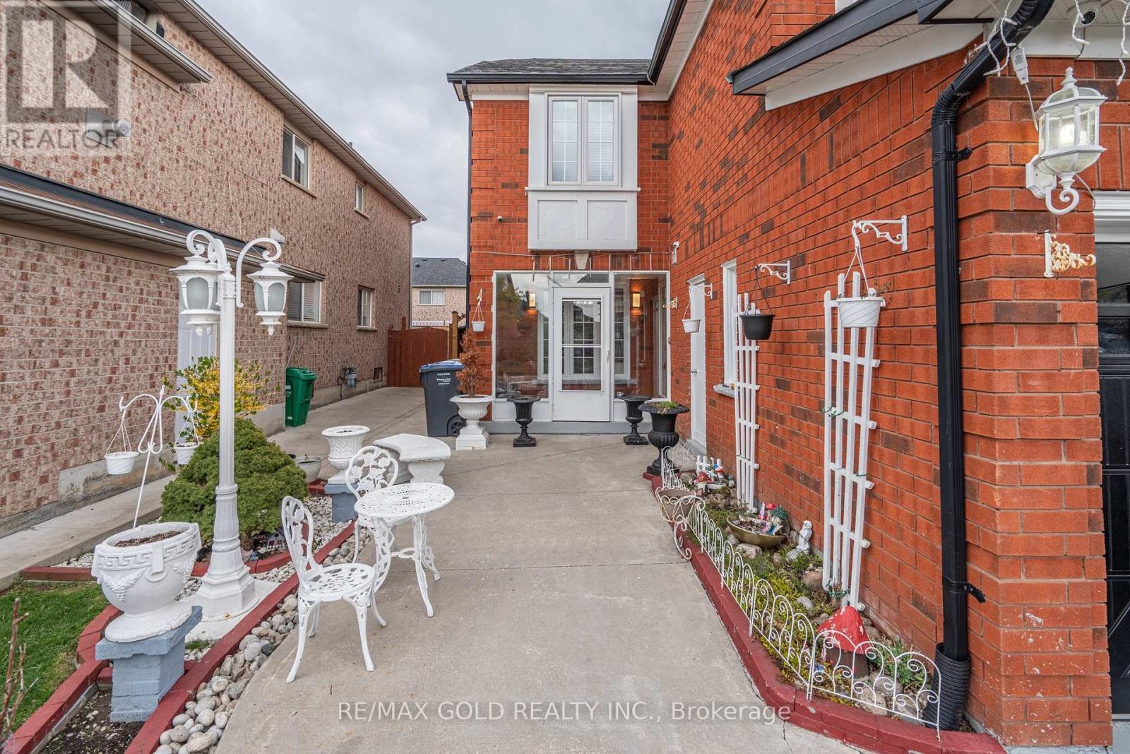 172 Desert Sand Drive, Brampton, Ontario  L6R 1P8 - Photo 3 - W13069066