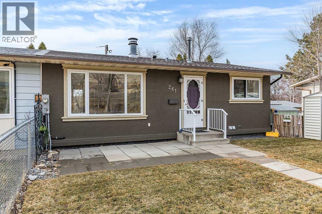 261 5 Street Nw, Medicine Hat, Alberta  T1A 7X9 - Photo 2 - A2294752