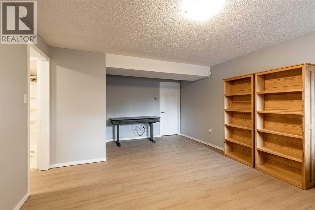 261 5 Street Nw, Medicine Hat, Alberta  T1A 7X9 - Photo 30 - A2294752