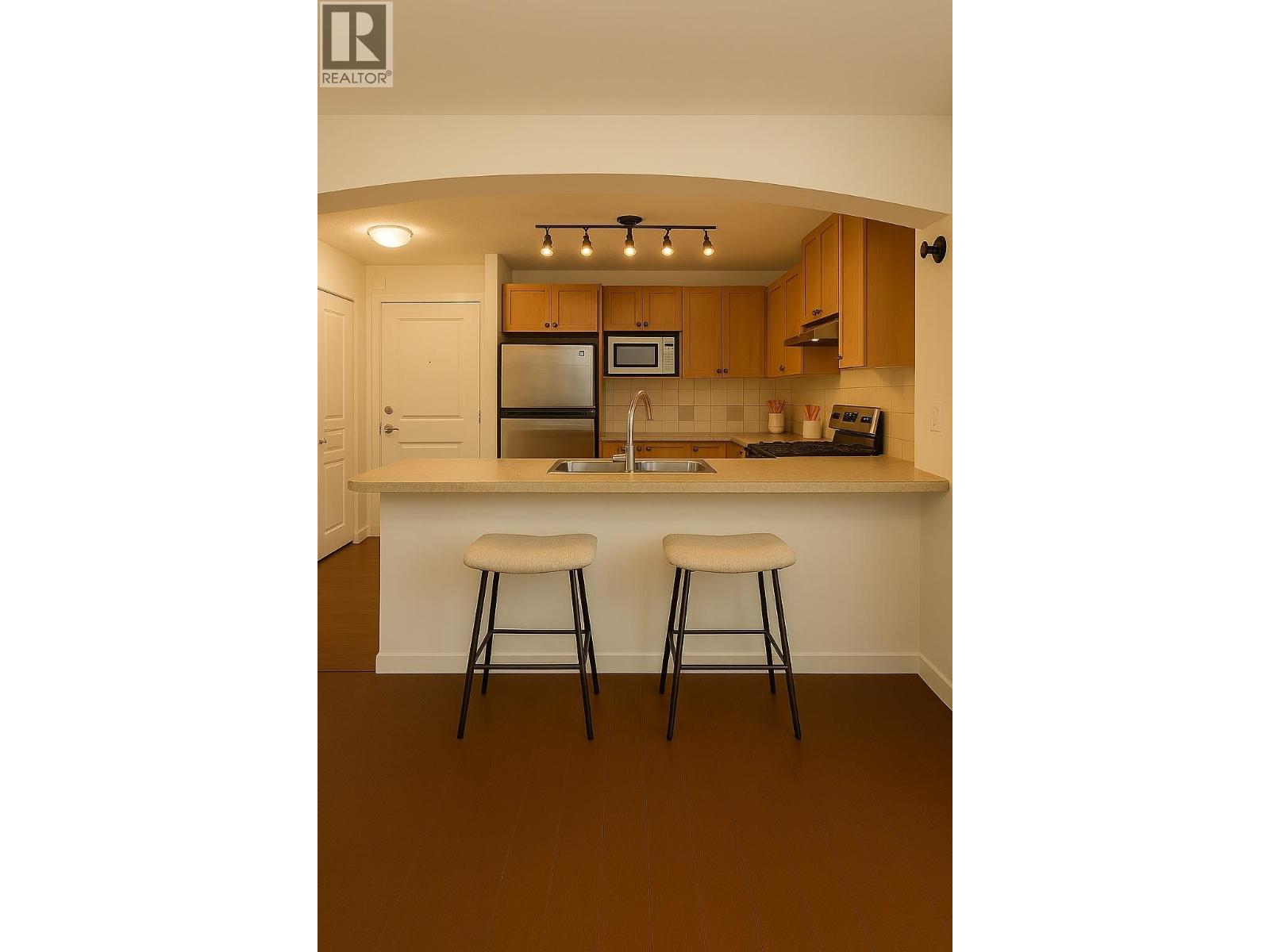 303 2958 Whisper Way, Coquitlam, British Columbia  V3E 3S7 - Photo 2 - R3118466