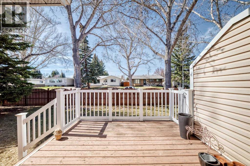 16 Vandoos Gardens NW, Calgary, Alberta  T3A 4W4 - Photo 34 - A2306966