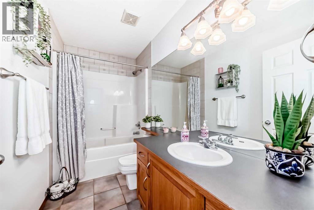 112 West Creek Glen, Chestermere, Alberta  T1X 1P9 - Photo 23 - A2305395