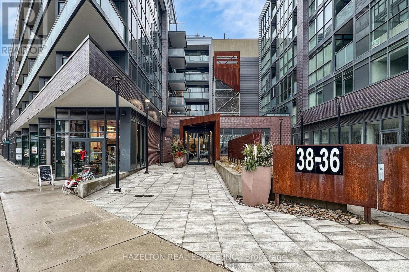 <div class="slider-price">$645,000</div><p>421 - 38 Howard Park Avenue, Toronto, Ontario</p>