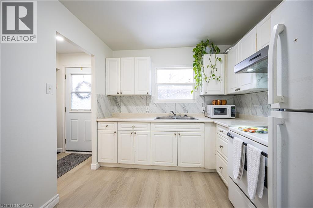 212 Westcourt Place, Waterloo, Ontario  N2L 2R7 - Photo 3 - 40820756