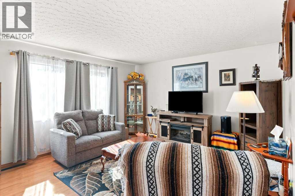 145 Baird Avenue, Cochrane, Alberta  T4C 1C7 - Photo 6 - A2297105