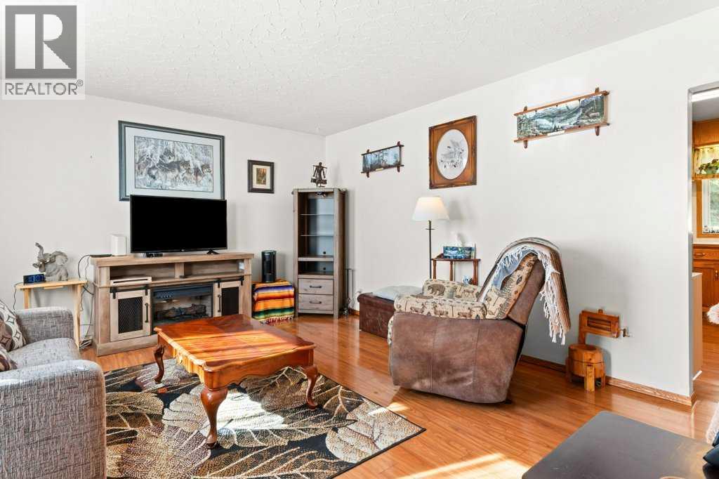 145 Baird Avenue, Cochrane, Alberta  T4C 1C7 - Photo 5 - A2297105