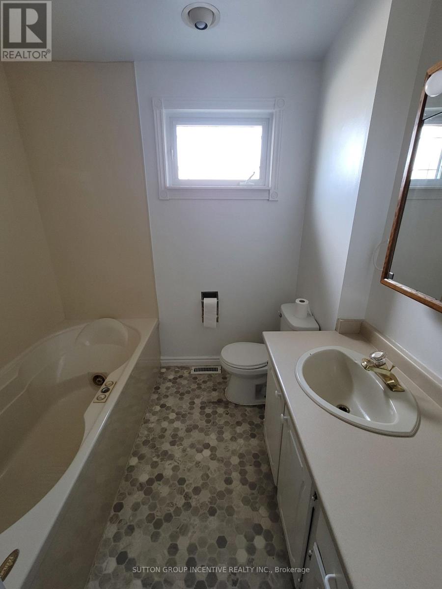 50 Farmingdale Crescent, Barrie, Ontario  L4M 5E5 - Photo 13 - S13073238