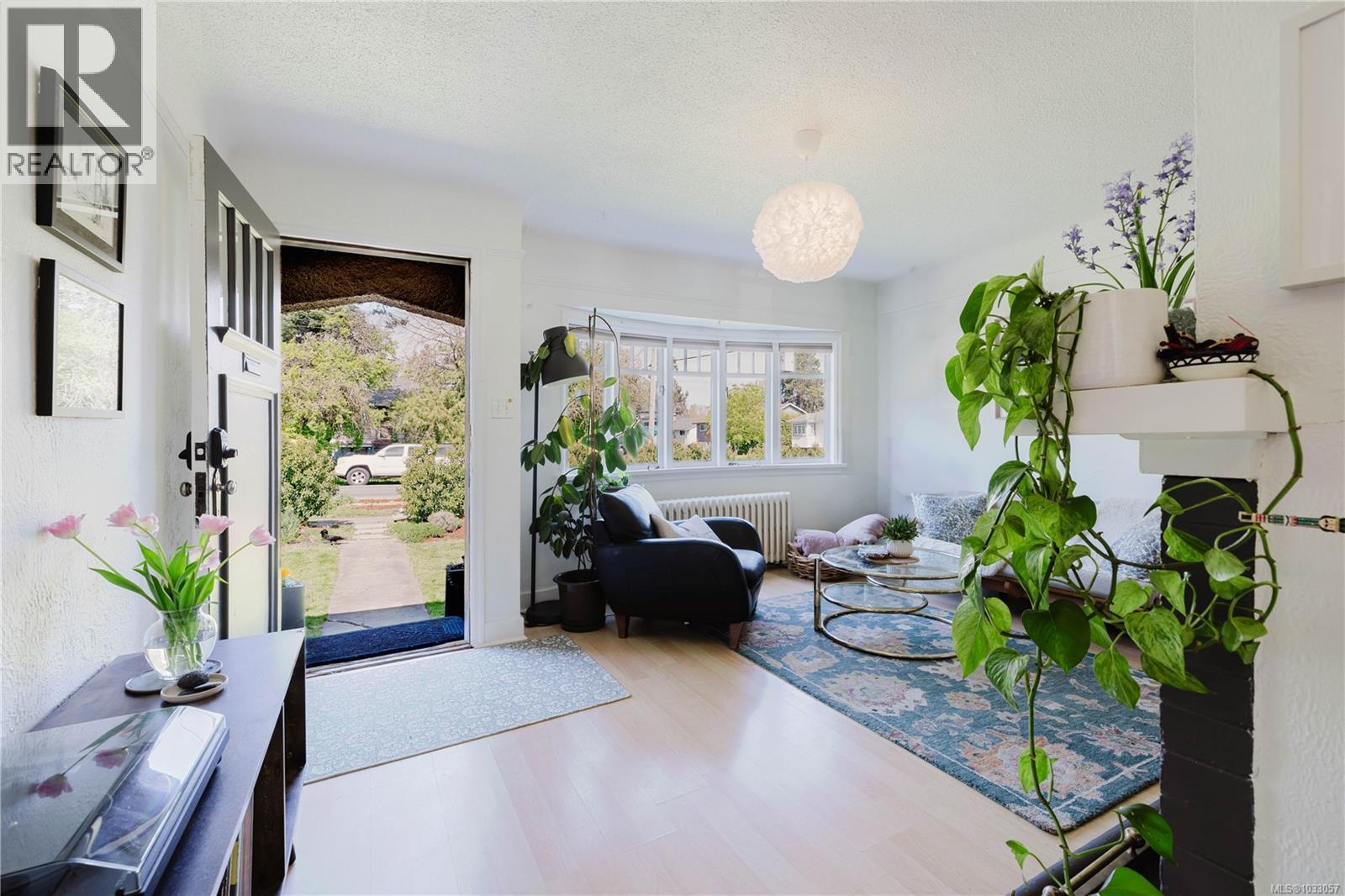 485 Marigold Rd, Saanich, British Columbia  V8Z 4R3 - Photo 2 - 1033057