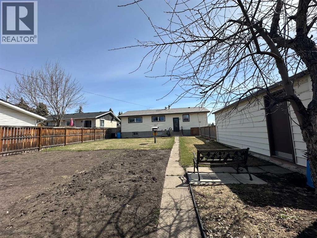 5550 & 5552 47 Avenuecrescent, Ponoka, Alberta  T4J 1J9 - Photo 3 - A2306915