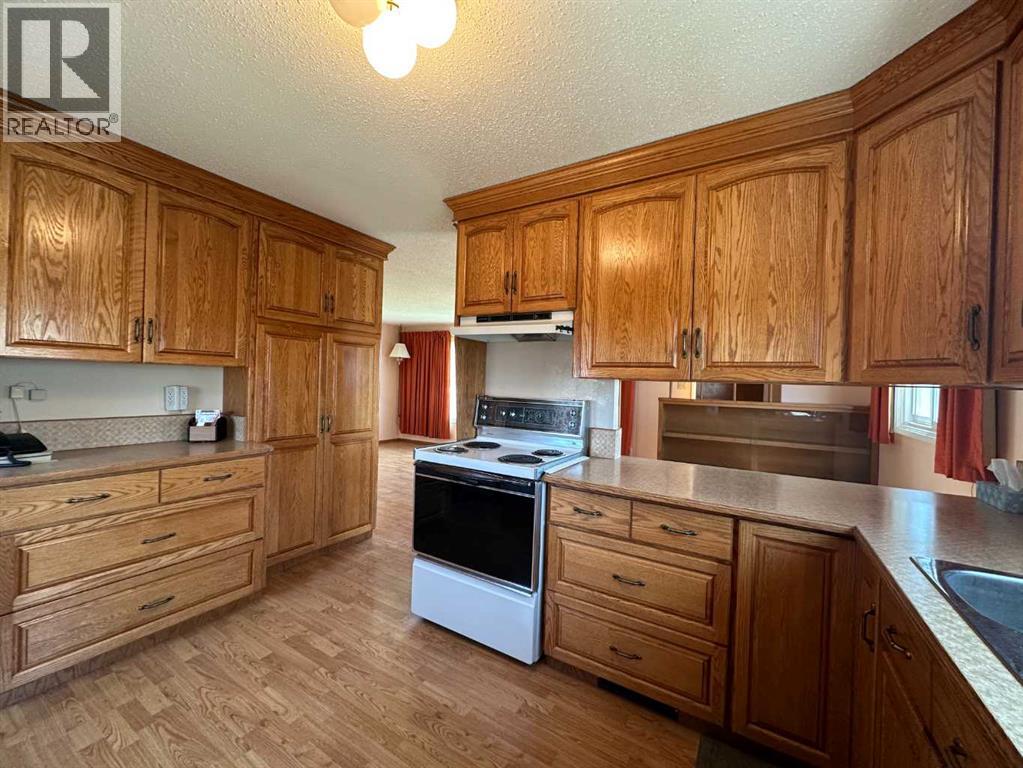 5550 & 5552 47 Avenuecrescent, Ponoka, Alberta  T4J 1J9 - Photo 9 - A2306915
