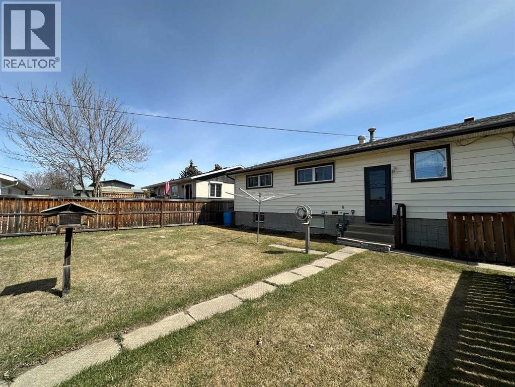 5550 & 5552 47 Avenuecrescent, Ponoka, Alberta  T4J 1J9 - Photo 4 - A2306915