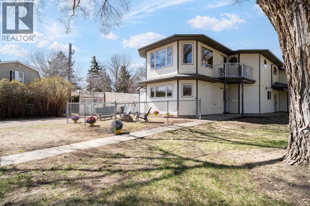 167 3 Street NE, Medicine Hat, Alberta  T1A 5M2 - Photo 2 - A2303364