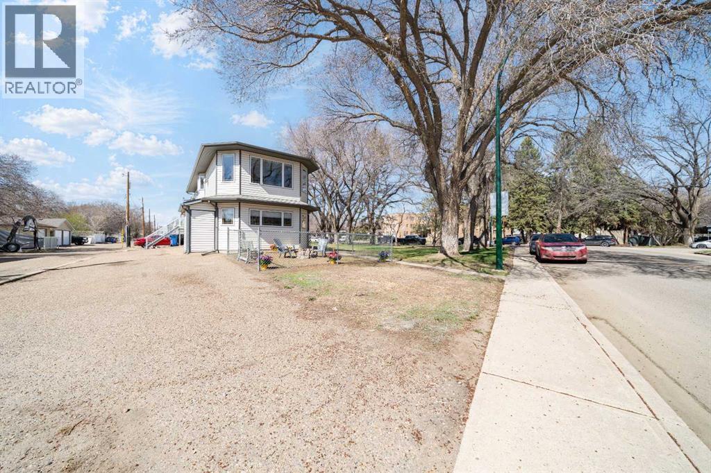 167 3 Street NE, Medicine Hat, Alberta  T1A 5M2 - Photo 5 - A2303364
