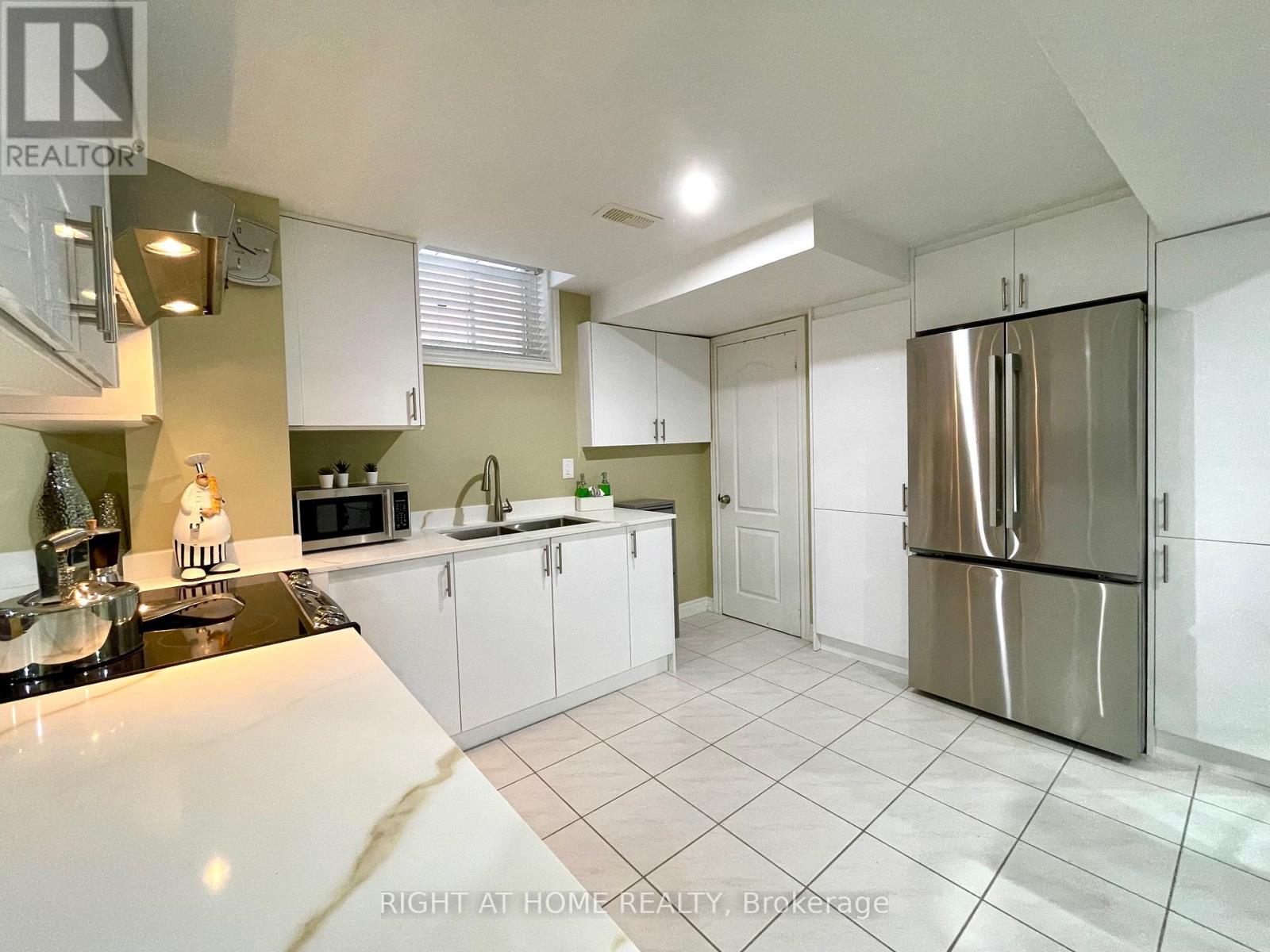 70 Bellona Street, Vaughan, Ontario  L4L 6R4 - Photo 4 - N12529364