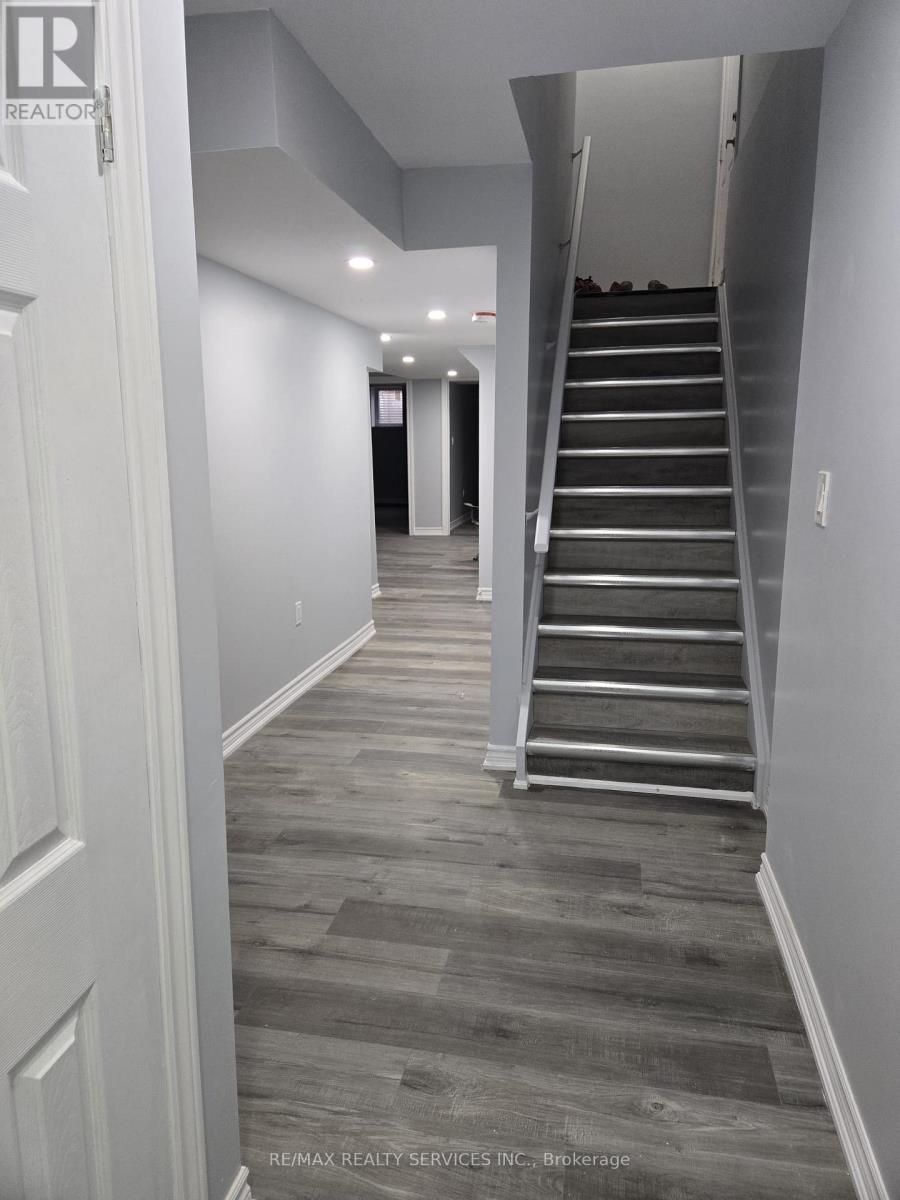 27 Yardley Crescent, Brampton, Ontario  L6X 5L6 - Photo 5 - W12766578
