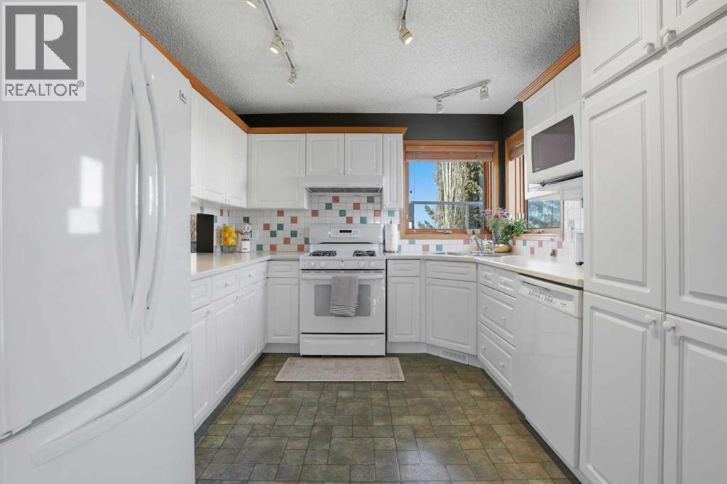 131 Edgebrook Circle NW, Calgary, Alberta  T3A 5A4 - Photo 12 - A2307270