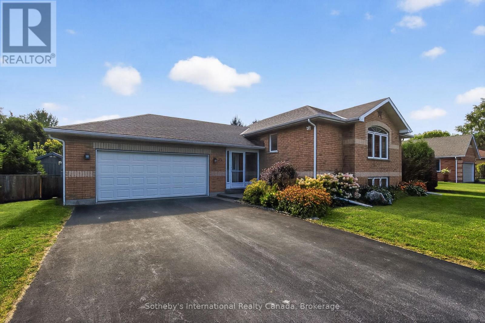 35 Elgin Street S, Blue Mountains, Ontario  N0H 2P0 - Photo 2 - X12735124